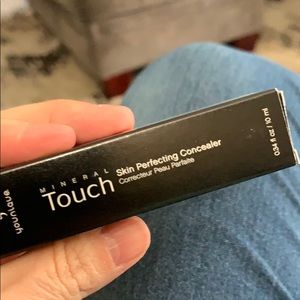 Younique Skin Perfecting Concealer (Organza)